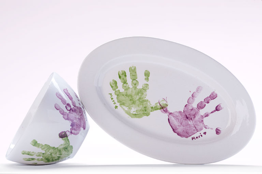 Schale und großer Teller mit Hand- und Fußabdruck von Baby oder kleinkind